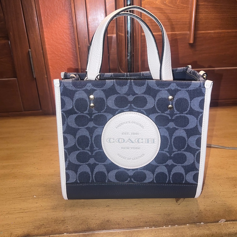 Coach Dempsey tote 22 bag